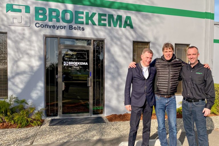 Geschäftsführung vor dem neuen Standort von Broekema in /broekema/about-us/